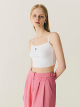 將圖片載入圖庫檢視器 CITYBREEZE Logo刺繡白色短版細肩帶上衣 (辛叡恩同款)