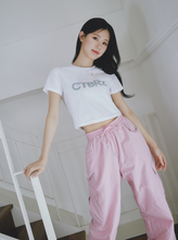 將圖片載入圖庫檢視器 CITYBREEZE Logo補丁白色短版T恤 ((G)IDLE曹薇娟同款)