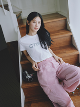 將圖片載入圖庫檢視器 CITYBREEZE Logo補丁白色短版T恤 ((G)IDLE曹薇娟同款)