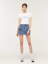 將圖片載入圖庫檢視器 CITYBREEZE Logo補丁白色短版T恤 ((G)IDLE曹薇娟同款)