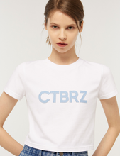 將圖片載入圖庫檢視器 CITYBREEZE Logo補丁白色短版T恤 ((G)IDLE曹薇娟同款)