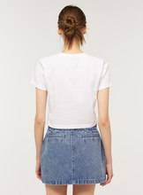 將圖片載入圖庫檢視器 CITYBREEZE Logo補丁白色短版T恤 ((G)IDLE曹薇娟同款)
