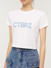 將圖片載入圖庫檢視器 CITYBREEZE Logo補丁白色短版T恤 ((G)IDLE曹薇娟同款)