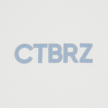 將圖片載入圖庫檢視器 CITYBREEZE Logo補丁白色短版T恤 ((G)IDLE曹薇娟同款)