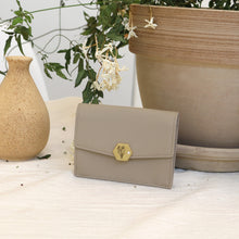 將圖片載入圖庫檢視器 D.LAB Kara 生日花牛皮米色卡夾 12款