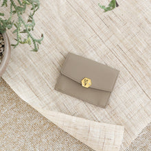 將圖片載入圖庫檢視器 D.LAB Kara 生日花牛皮米色卡夾 12款