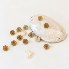 將圖片載入圖庫檢視器 D.LAB Kara 生日花牛皮米色卡夾 12款