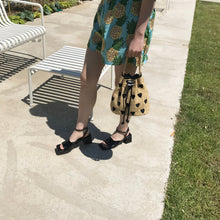 將圖片載入圖庫檢視器 HOLLY LOVES LOVE 藤編索繩兩用水桶包 (Lovelyz 劉智愛同款)