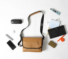 將圖片載入圖庫檢視器 OVER LAB Another Mountain 棕色環保郵差包