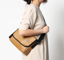將圖片載入圖庫檢視器 OVER LAB Another Mountain 棕色環保郵差包