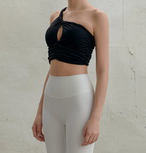 將圖片載入圖庫檢視器 CONCHWEAR 單肩抓皺鏤空背心 3色