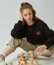 將圖片載入圖庫檢視器 GRIMPER Pretzel 黑色蝴蝶脆餅🥨大學T