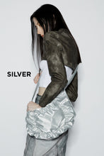 將圖片載入圖庫檢視器 MARHEN.J Popcorn Swing 個性街頭爆米花銀色側背包 (薛仁雅同款)
