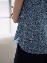將圖片載入圖庫檢視器 DOLSILNAI 碎花印染無袖藍色上衣
