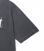將圖片載入圖庫檢視器 FALLETT Deux Nero 黑貓深灰色短袖上衣(STAYC秀珉同款)