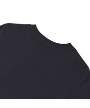 將圖片載入圖庫檢視器 BEYOND CLOSET 經典刺繡海軍藍純棉短版T恤