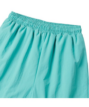 將圖片載入圖庫檢視器 BEYOND CLOSET 經典刺繡藍綠色尼龍短褲
