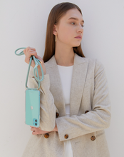 將圖片載入圖庫檢視器 ARNO 可拆式 編繩背帶透明手機殼_薄荷灰綠