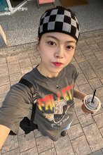 將圖片載入圖庫檢視器 FALLETT Nero Band 四隻貓貓深灰色短袖上衣((G)I-DLE田小娟、韓韶禧同款)