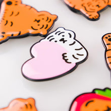 將圖片載入圖庫檢視器 MUZIK TIGER 手機氣囊支架_愛心白虎