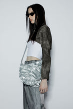 將圖片載入圖庫檢視器 MARHEN.J Popcorn Swing 個性街頭爆米花銀色側背包 (薛仁雅同款)