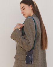 將圖片載入圖庫檢視器 ARNO 可拆式 編繩背帶透明手機殼_倫敦綠