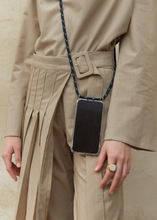 將圖片載入圖庫檢視器 ARNO 可拆式 編繩背帶透明手機殼_粉點藍