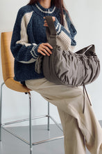 將圖片載入圖庫檢視器 MARHEN.J Plie Large 灰色蝴蝶結皺褶面 Hobo Bag