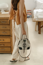 將圖片載入圖庫檢視器 MARHEN.J Noah 黑色蘋果皮革水桶兩用包