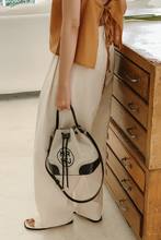 將圖片載入圖庫檢視器 MARHEN.J Noah 黑色蘋果皮革水桶兩用包