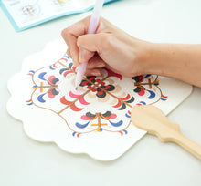 將圖片載入圖庫檢視器 [ARTSOOMBI] MUSEUM IN HAND Korean Heritage &quot;Buchae&quot; Gold-Foiled Hand Fan Craft Kit
