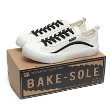 將圖片載入圖庫檢視器 BAKE-SOLE Omelet 線條白底黑色帆布鞋
